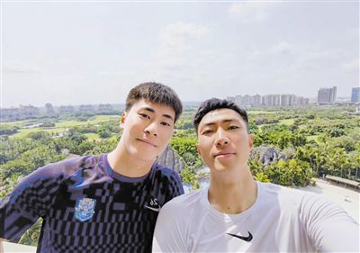 婉莹晓雯校花17个民工浴室里